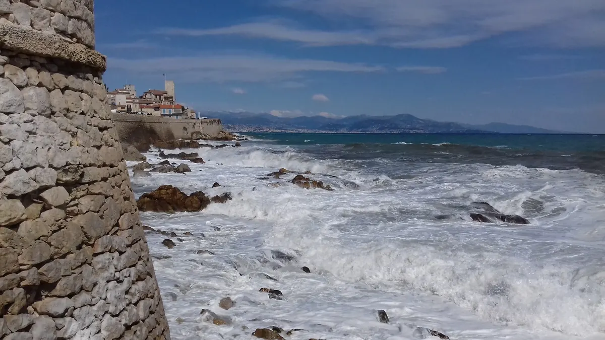 Les remparts du vieil Antibes face à la Méditerranée