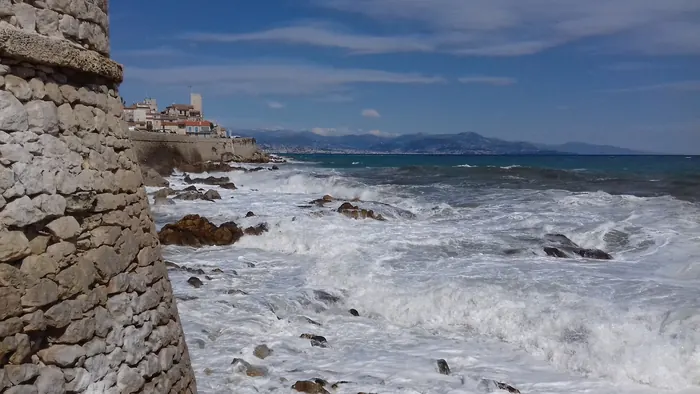 Les remparts du vieil Antibes face à la Méditerranée