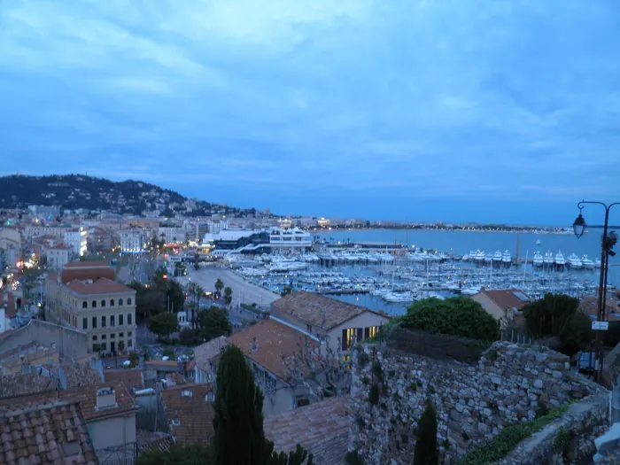 Le vieux port de Cannes et la Croisette vus depuis Le Suquet
