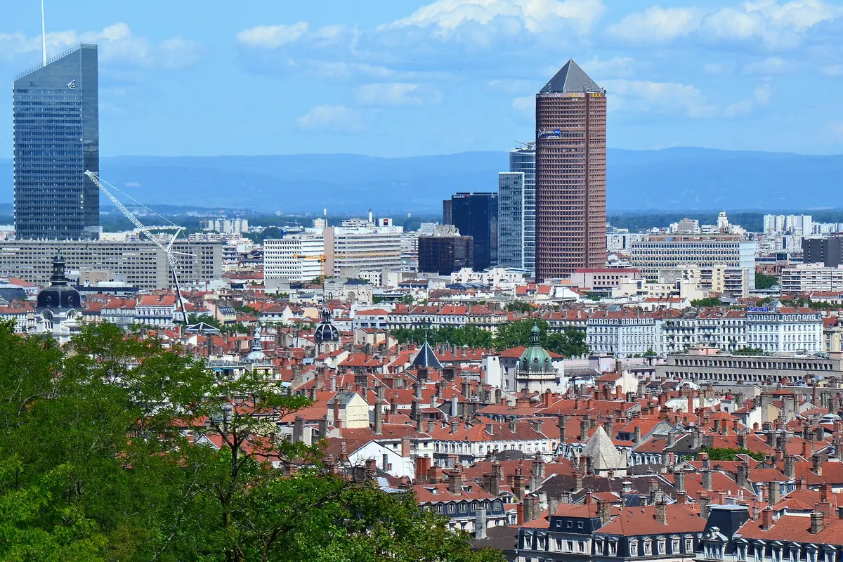 Vue panoramique de Lyon avec les toits de la Presqu'île et la tour Part-Dieu