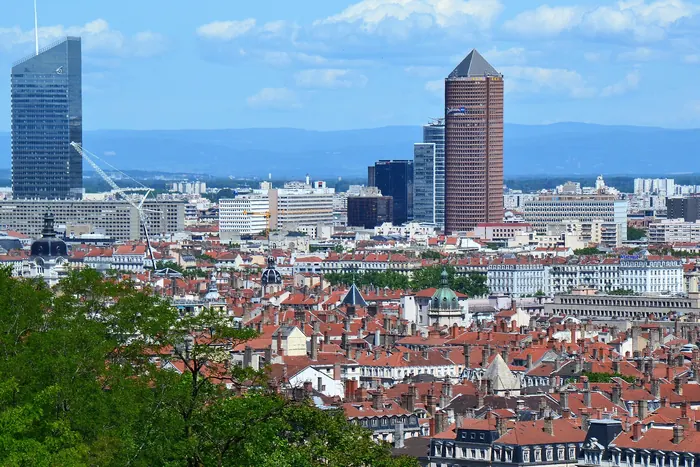 Vue panoramique de Lyon avec les toits de la Presqu'île et la tour Part-Dieu