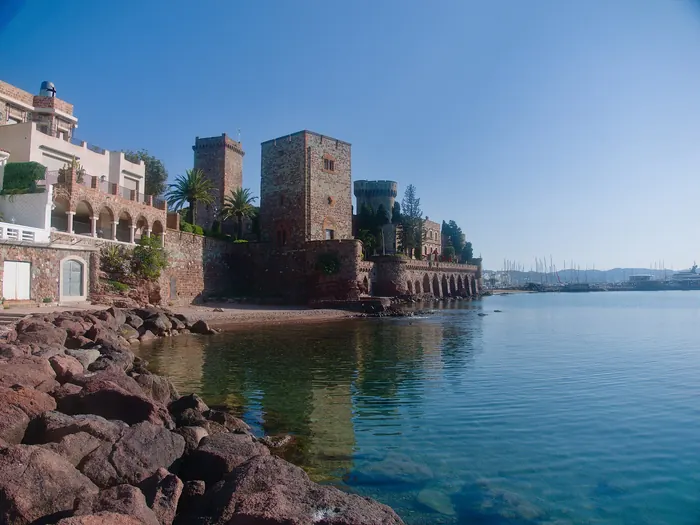 Le château de la Napoule au bord de la Méditerranée