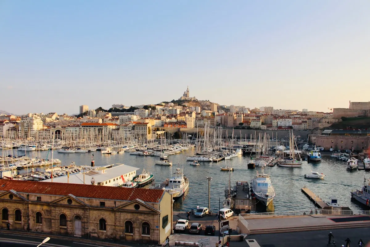 Le Vieux-Port de Marseille avec Notre-Dame de la Garde en arrière-plan