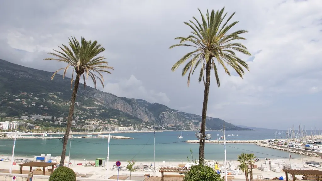 La baie de Garavan et les collines de Menton