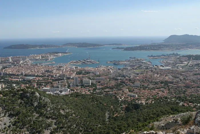 La rade de Toulon et la ville vues depuis le Mont Faron