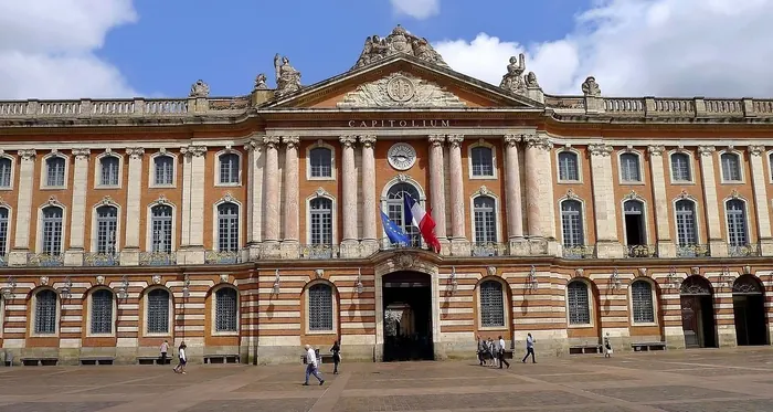 La façade du Capitole de Toulouse en brique rose, place du Capitole